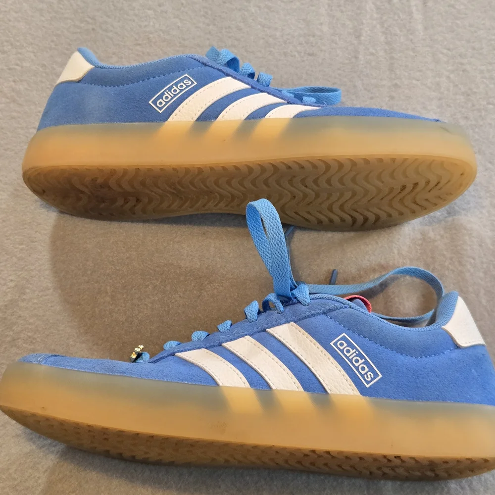 Adidas VL Court 3.0 Sneakers Womens 6.5 Blue Suede Gum Sole‎ ID9074 Gold Charms